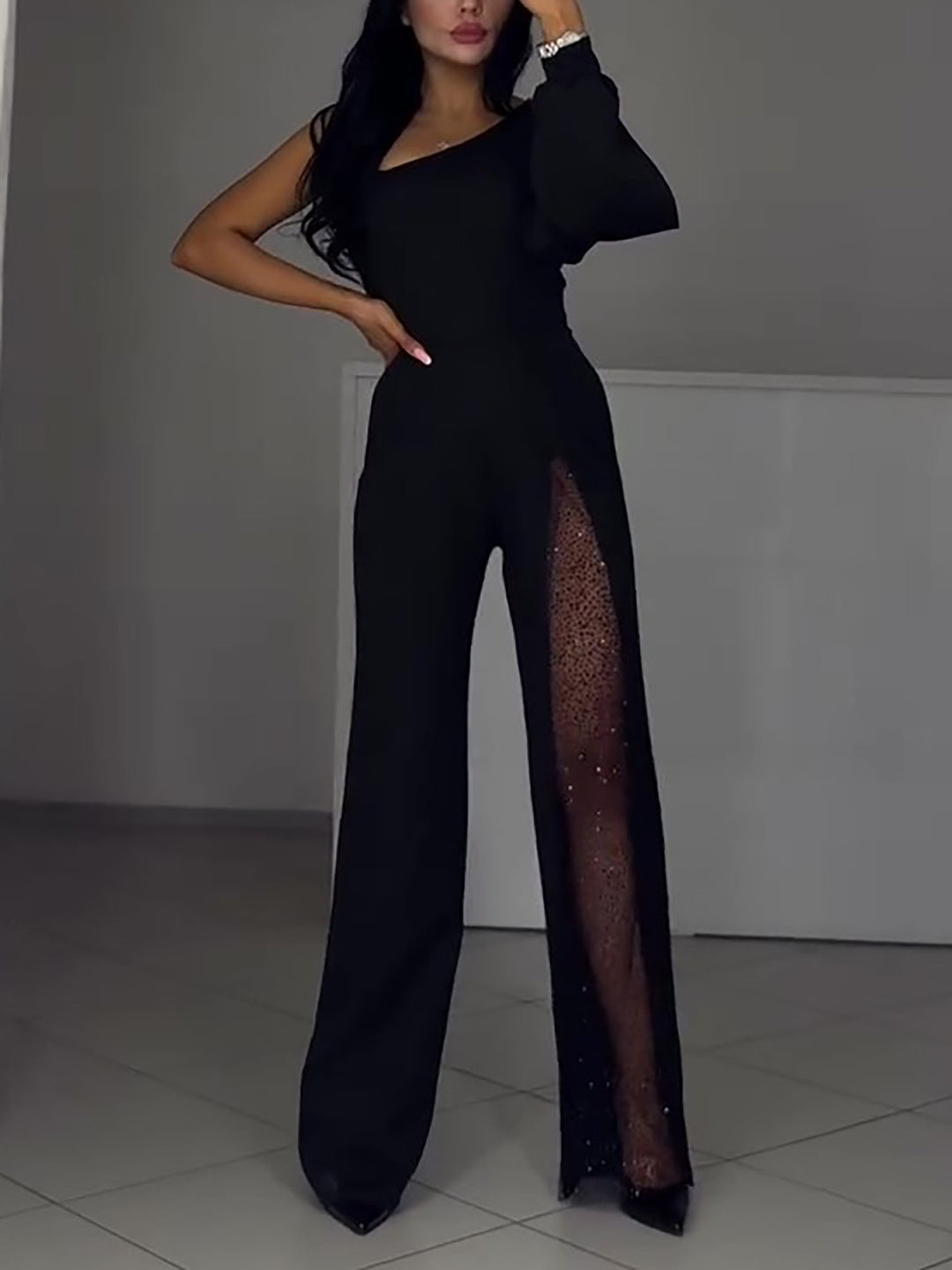 Elegant Jumpsuit with Asymmetrical Sleeves