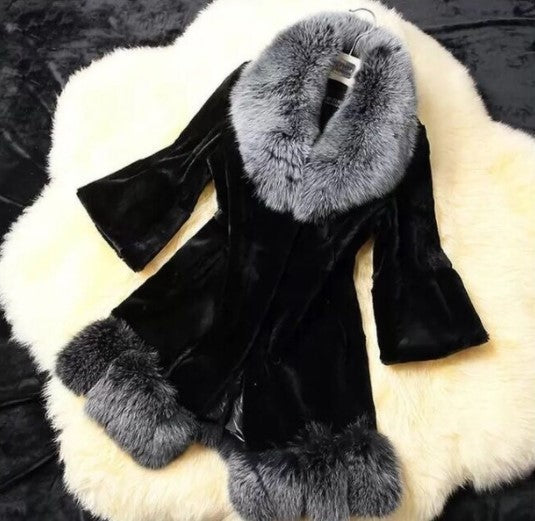 Slim Coat with Large Faux Rabbit Fur Collar – Elegance and Comfort
