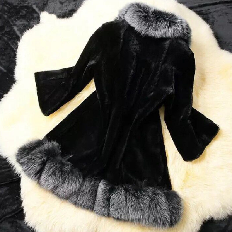 Slim Coat with Large Faux Rabbit Fur Collar – Elegance and Comfort