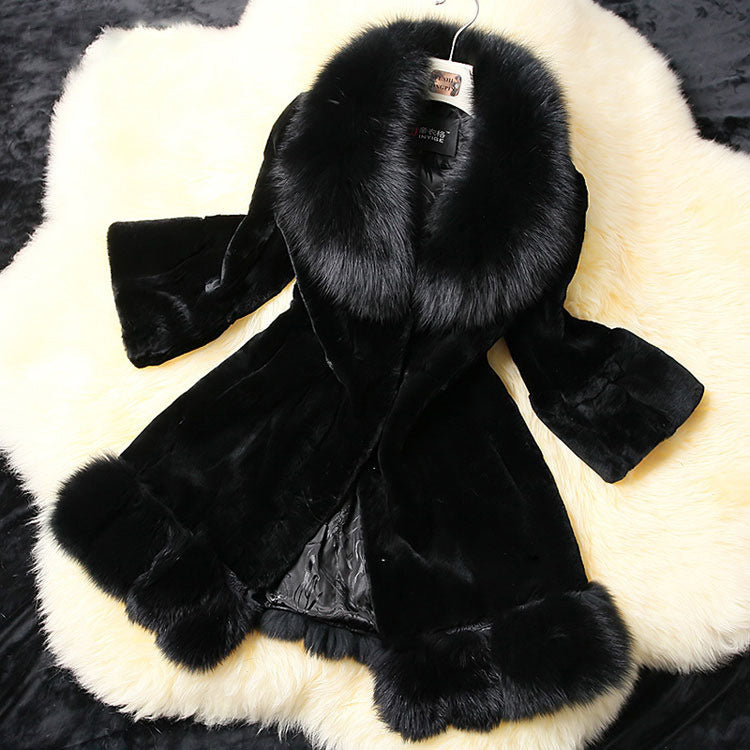 Slim Coat with Large Faux Rabbit Fur Collar – Elegance and Comfort