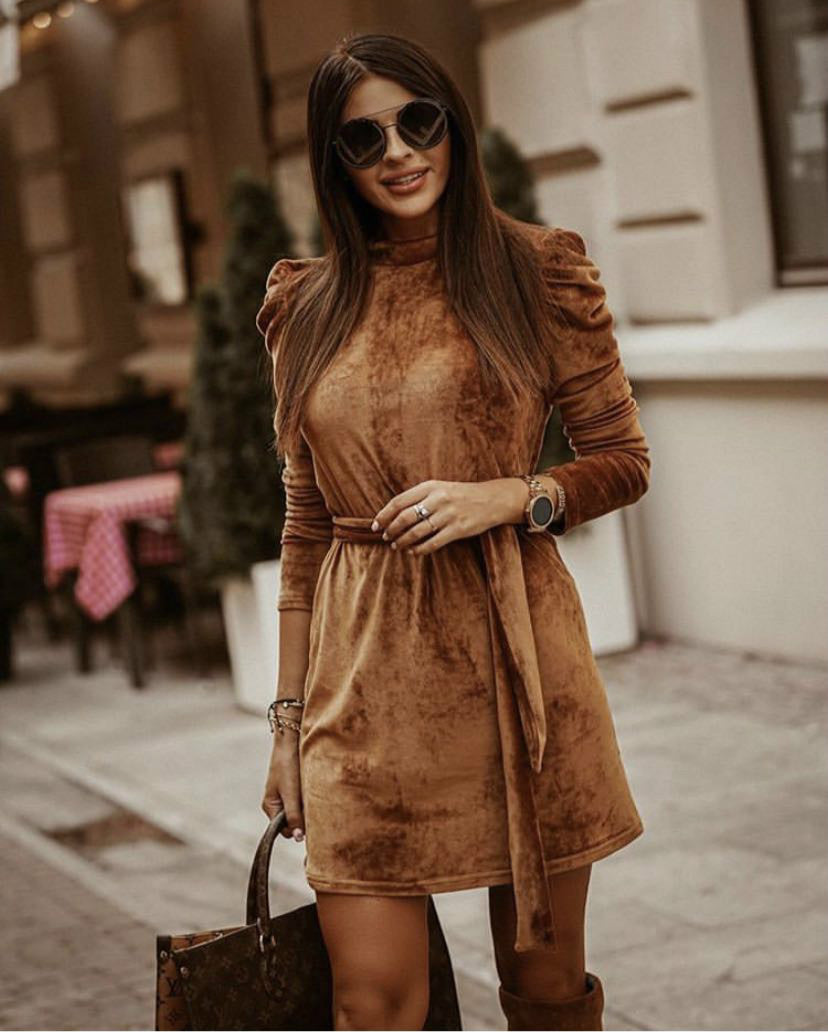 Robe en Velours Doré à Manches Bouffantes – Élégance Automne/Hiver