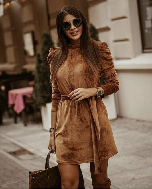 Robe en Velours Doré à Manches Bouffantes – Élégance Automne/Hiver