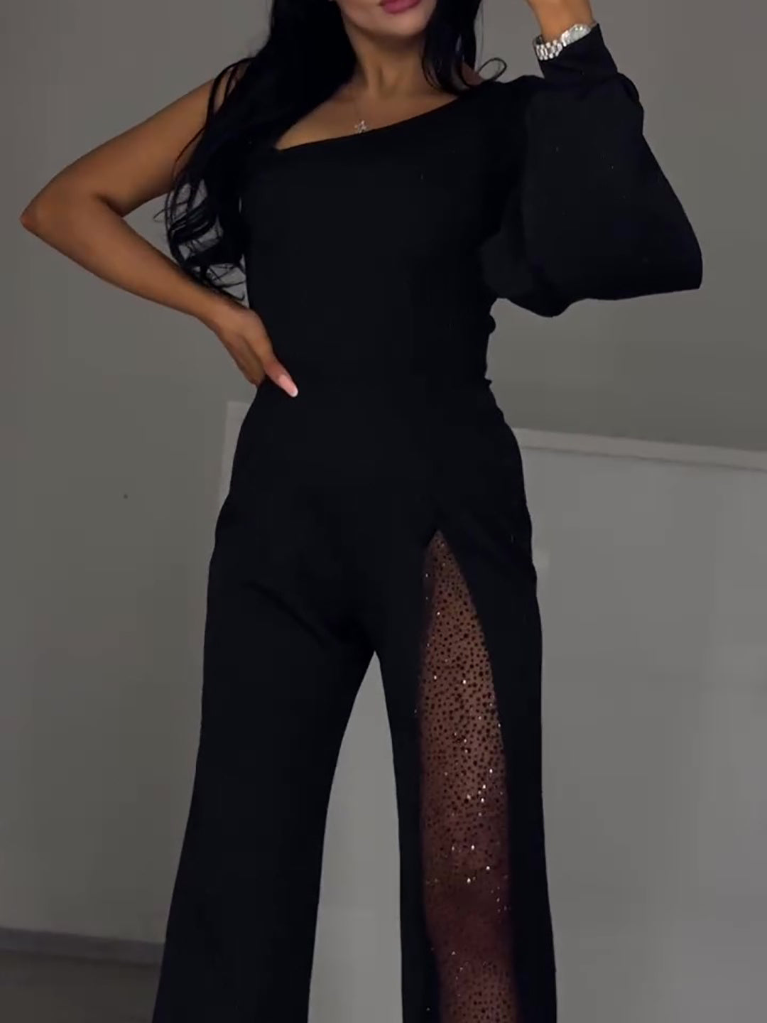 Elegant Jumpsuit with Asymmetrical Sleeves